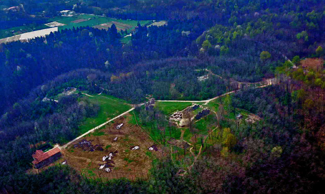 Foto aerea dell'area del Parco e del Monastero di torba